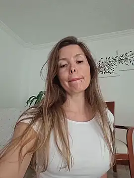 karina warthon online show from June 4, 2026, 5:39 pm