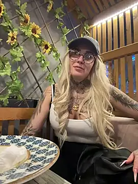 Mia-Fuchs online show from March 16, 2025, 6:55 pm