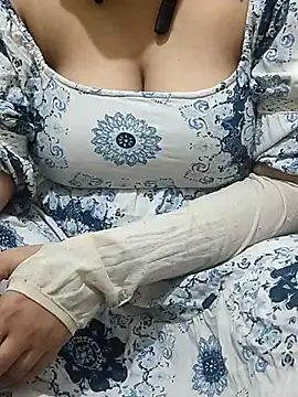 Snapshot of mallupriyapriya chatting on January 7, 2026, 10:26 pm mallupriyapriya online show from January 7, 2026, 10:26 pm