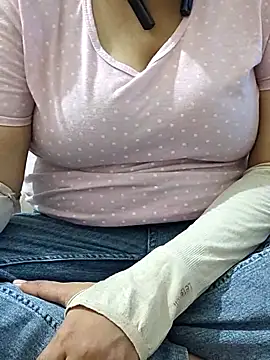 Snapshot of mallupriyapriya chatting on November 16, 2025, 8:08 am mallupriyapriya online show from November 16, 2025, 8:08 am