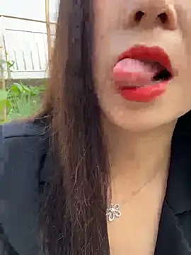 SSSniang- online show from April 24, 2026, 11:29 pm