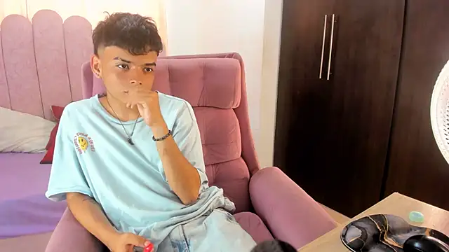 Snapshot of angelyoung18 chatting on March 12, 2025, 7:36 pm angelyoung18 online show from March 12, 2025, 7:36 pm