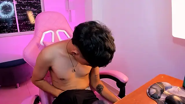 Snapshot of angelyoung18 chatting on February 19, 2025, 10:42 pm angelyoung18 online show from February 19, 2025, 10:42 pm