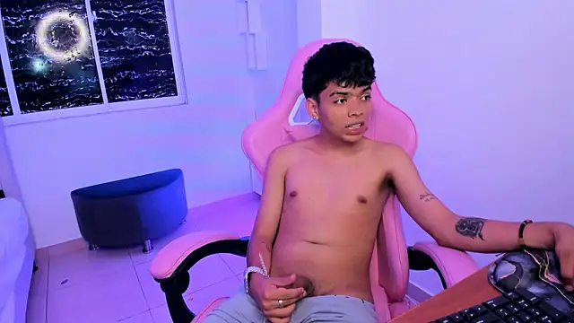 Snapshot of angelyoung18 chatting on February 12, 2025, 10:48 pm angelyoung18 online show from February 12, 2025, 10:48 pm