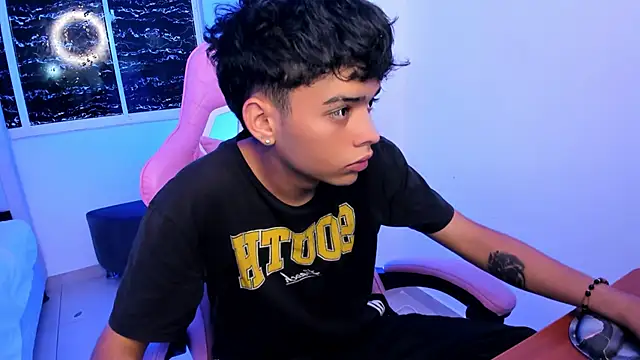 Snapshot of angelyoung18 chatting on February 12, 2025, 7:45 pm angelyoung18 online show from February 12, 2025, 7:45 pm