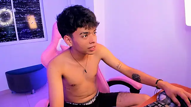 Snapshot of angelyoung18 chatting on February 13, 2025, 10:43 pm angelyoung18 online show from February 13, 2025, 10:43 pm