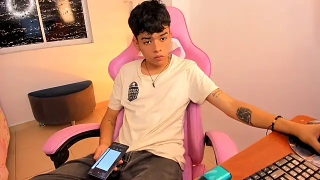 Snapshot of angelyoung18 chatting on February 13, 2025, 7:42 pm angelyoung18 online show from February 13, 2025, 7:42 pm