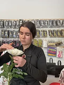 mewKate online show from April 18, 2026, 9:22 am