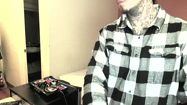 justthetip4209 online show from February 18, 2025, 11:52 pm