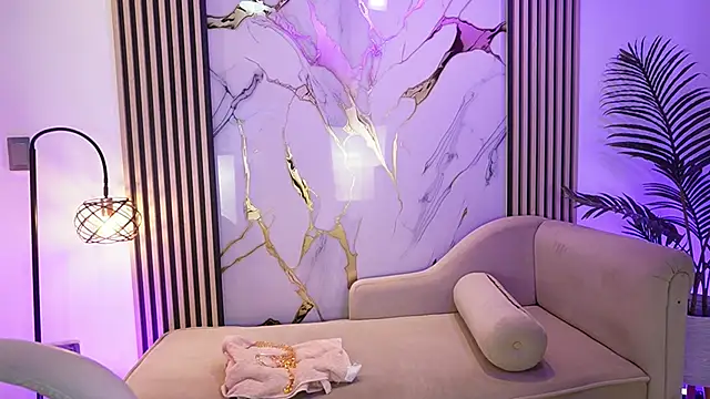 Emma Walkerr  online show from March 28, 2026, 7:04 pm