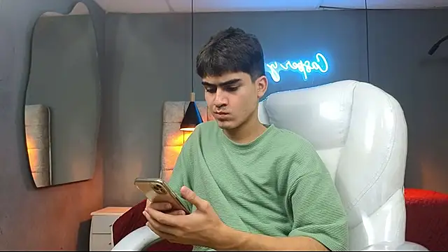 Snapshot of Tommy18__ chatting on February 25, 2025, 8:47 am Tommy18 online show from February 25, 2025, 8:47 am