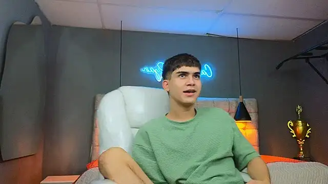 Snapshot of Tommy18__ chatting on February 19, 2025, 6:33 am Tommy18 online show from February 19, 2025, 6:33 am