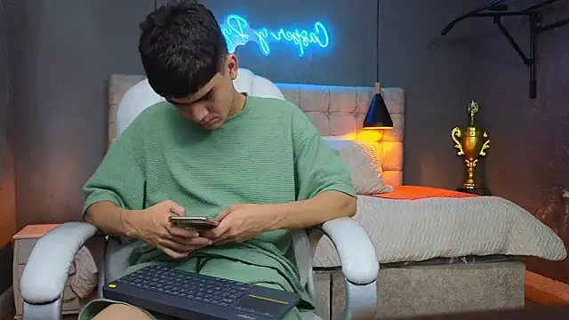 Snapshot of Tommy18__ chatting on February 19, 2025, 9:39 am Tommy18 online show from February 19, 2025, 9:39 am