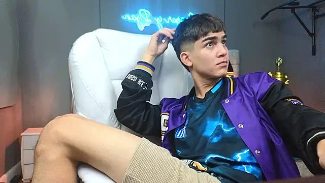 Snapshot of Tommy18__ chatting on February 14, 2025, 9:34 am Tommy18 online show from February 14, 2025, 9:34 am