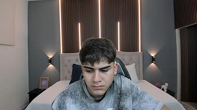 Tommy18   online show from December 19, 2025, 3:32 am