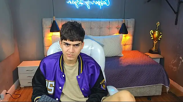 Snapshot of Tommy18__ chatting on March 6, 2025, 7:03 am Tommy18 online show from March 6, 2025, 7:03 am