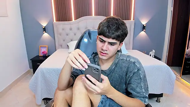 Snapshot of Tommy18__ chatting on June 24, 2026, 3:38 am Tommy18 online show from June 24, 2026, 3:38 am