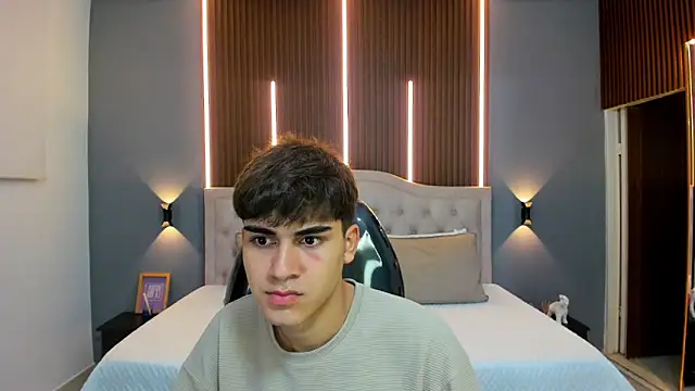 Tommy18   online show from November 4, 2025, 3:43 am