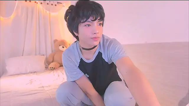 AllanYong18 online show from November 17, 2025, 2:21 pm