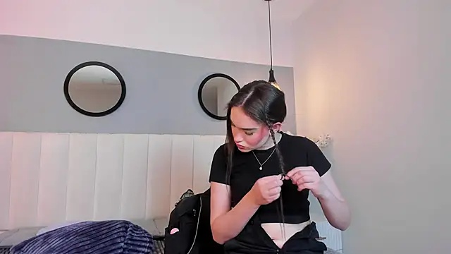 chelsea bolton  online show from February 16, 2026, 12:04 pm