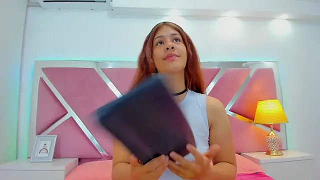 Snapshot of MiaQueen021 chatting on November 19, 2025, 1:00 pm MiaQueen021 online show from November 19, 2025, 1:00 pm