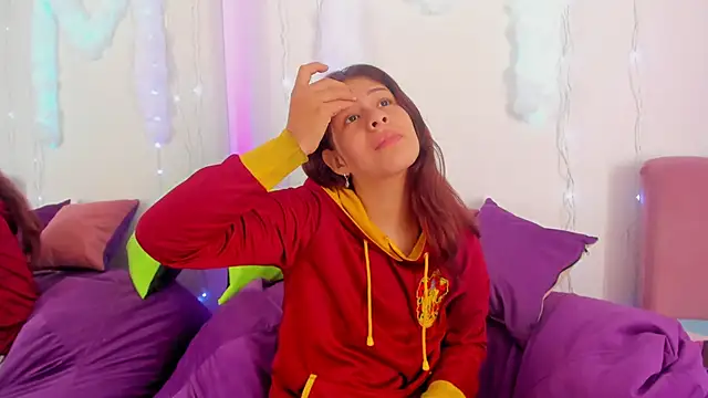 Snapshot of MiaQueen021 chatting on September 25, 2025, 2:23 pm MiaQueen021 online show from September 25, 2025, 2:23 pm