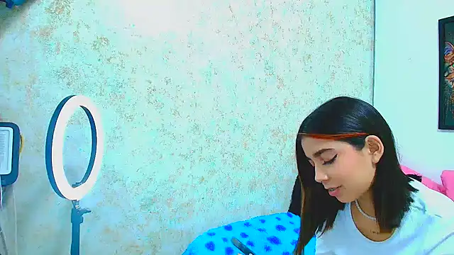 Rousse violett online show from March 10, 2025, 8:12 pm