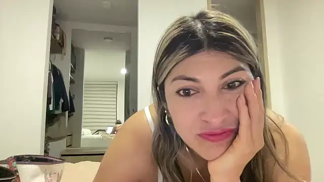 Snapshot of LunaBeya chatting on June 26, 2026, 10:21 am LunaBeya online show from June 26, 2026, 10:21 am