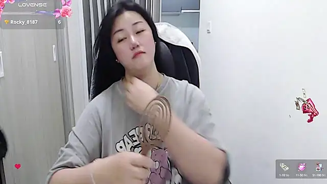 minnie9009 online show from March 18, 2025, 2:06 pm