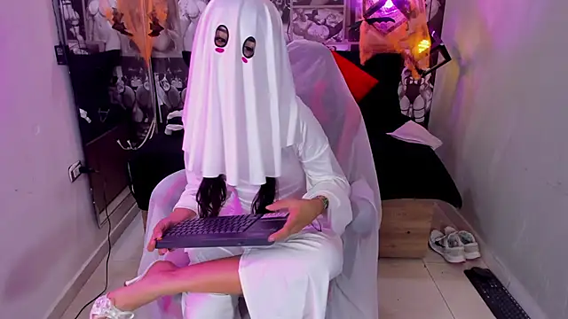 Snapshot of Lil_ceyy chatting on October 21, 2025, 8:19 pm Lil ceyy online show from October 21, 2025, 8:19 pm