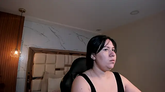 Snapshot of zoes_milee chatting on February 5, 2026, 11:28 am zoes milee online show from February 5, 2026, 11:28 am