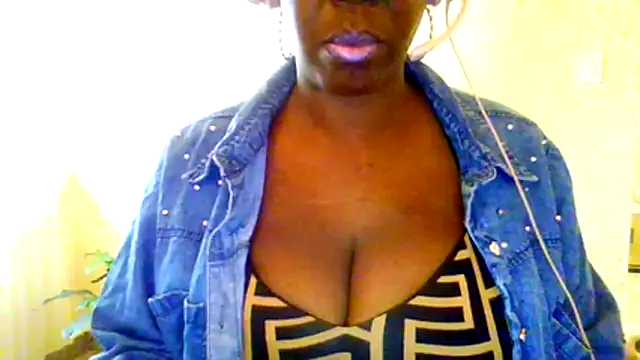 Snapshot of chocolatechipkukky85 chatting on April 10, 2026, 5:42 pm chocolatechipkukky85 online show from April 10, 2026, 5:42 pm