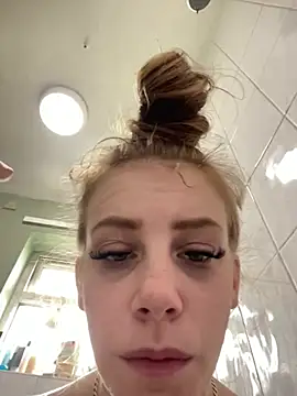 VioletxBlue online show from April 18, 2026, 10:39 am