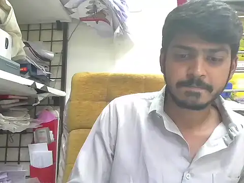 cute modell online show from December 17, 2025, 12:10 pm