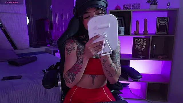 CleeoAdams  online show from April 13, 2026, 5:11 am