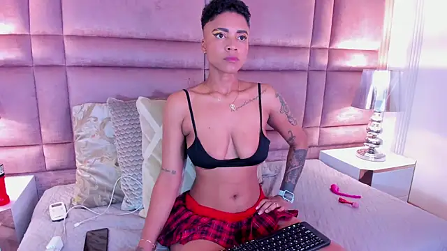 LuciaWallace online show from February 14, 2025, 5:30 am