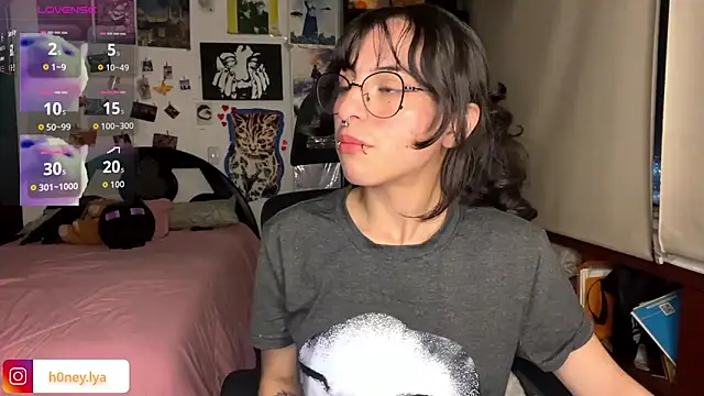 Snapshot of B0nnie_H0ney chatting on March 13, 2026, 1:21 am B0nnie H0ney online show from March 13, 2026, 1:21 am