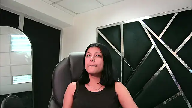 Salmaportman69 online show from November 3, 2025, 12:49 am