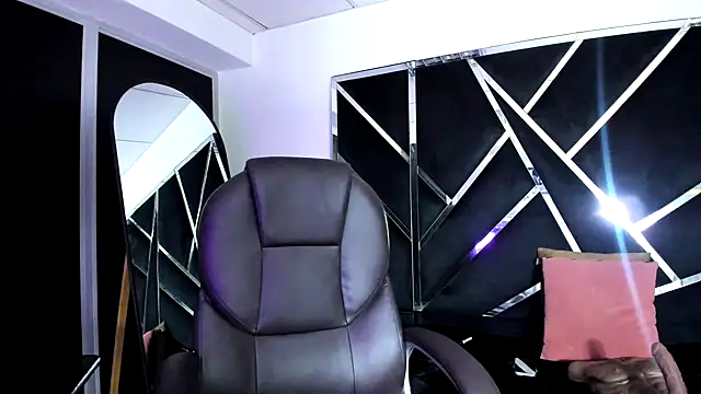 Salmaportman69 online show from October 29, 2025, 4:11 am