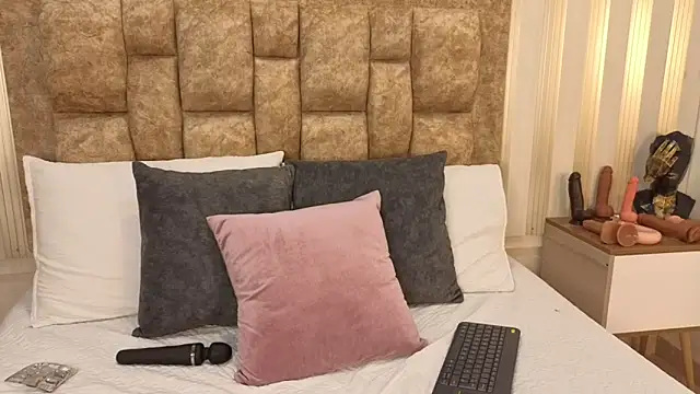 avis lara online show from December 3, 2025, 6:40 pm