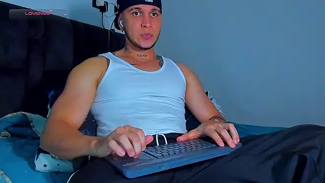 Snapshot of austinoficial chatting on May 11, 2026, 12:45 am austinoficial online show from May 11, 2026, 12:45 am