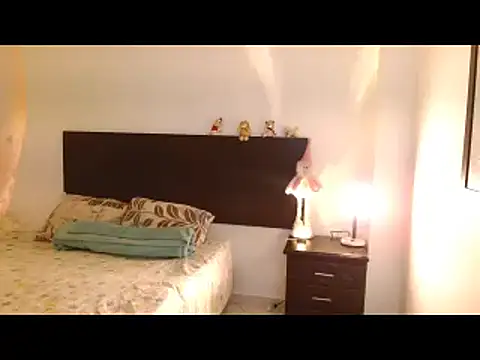 Snapshot of Aurrorasweet chatting on February 9, 2025, 4:04 am Aurrorasweet online show from February 9, 2025, 4:04 am