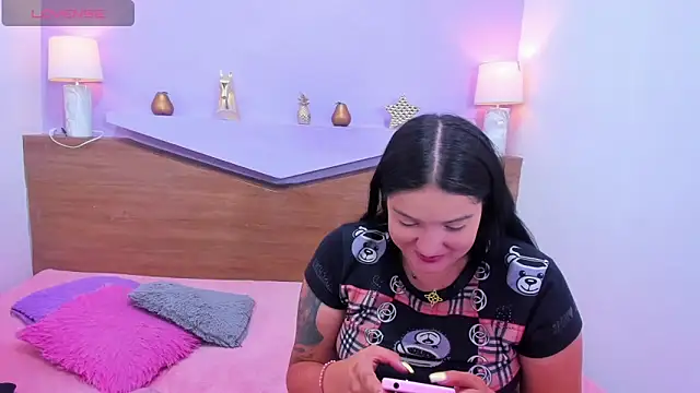 Snapshot of ScarletEmber3 chatting on October 9, 2025, 4:02 am ScarletEmber3 online show from October 9, 2025, 4:02 am