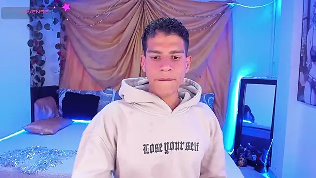 Snapshot of Ethan_Boyy chatting on October 31, 2025, 10:05 pm Ethan Boyy online show from October 31, 2025, 10:05 pm