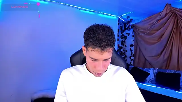 Snapshot of Ethan_Boyy chatting on December 2, 2025, 11:28 pm Ethan Boyy online show from December 2, 2025, 11:28 pm