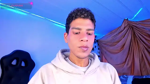 Snapshot of Ethan_Boyy chatting on November 21, 2025, 10:31 pm Ethan Boyy online show from November 21, 2025, 10:31 pm