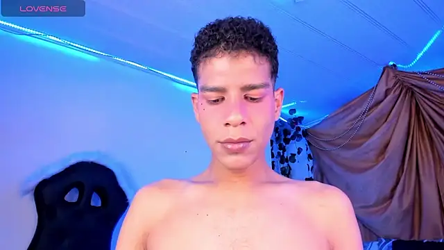 Snapshot of Ethan_Boyy chatting on November 28, 2025, 11:16 pm Ethan Boyy online show from November 28, 2025, 11:16 pm