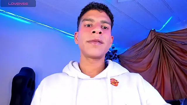 Snapshot of Ethan_Boyy chatting on November 24, 2025, 9:26 pm Ethan Boyy online show from November 24, 2025, 9:26 pm