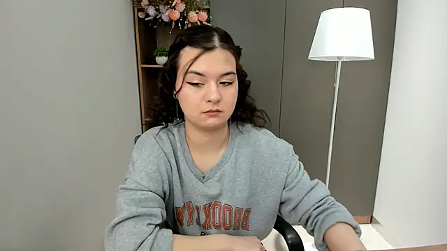 Snapshot of MaeEmberton chatting on February 5, 2025, 7:39 am MaeEmberton online show from February 5, 2025, 7:39 am