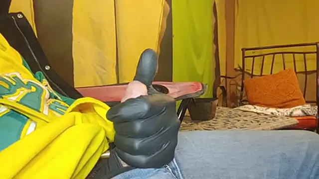 Snapshot of bwcbeat83 chatting on February 22, 2026, 1:35 pm bwcbeat83 online show from February 22, 2026, 1:35 pm